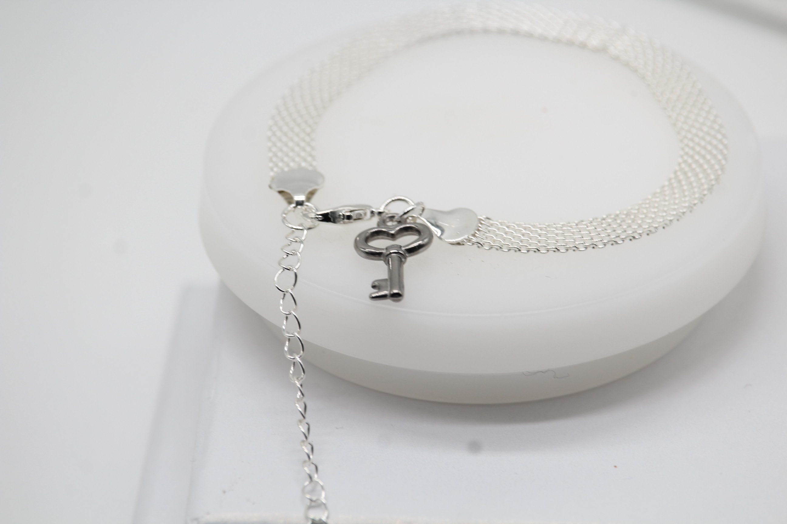 Pulsera con dije de llave