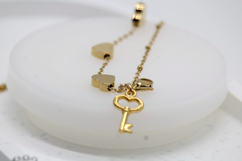 Pulsera de corazones dorados