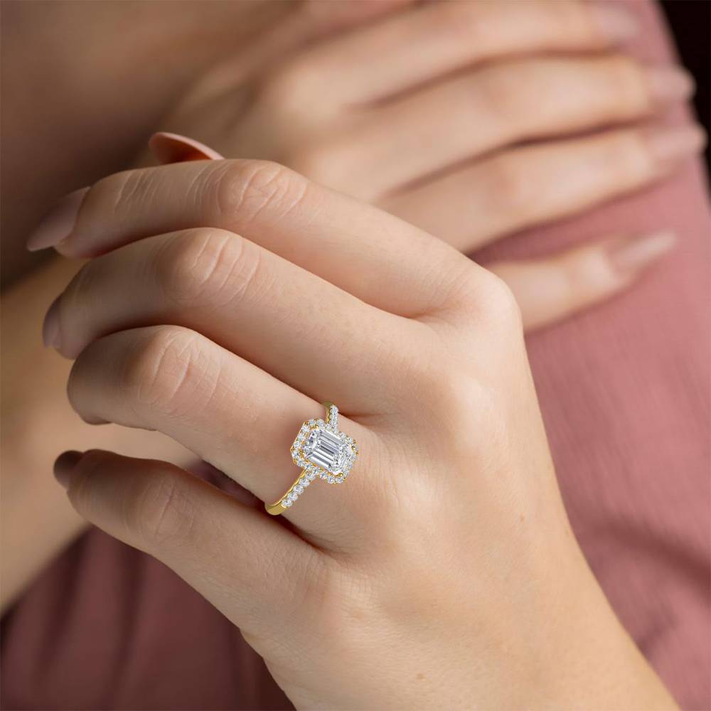 The Aura Nelda Golden Ring