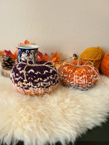 Hand-Knitted Appel Pumpkin