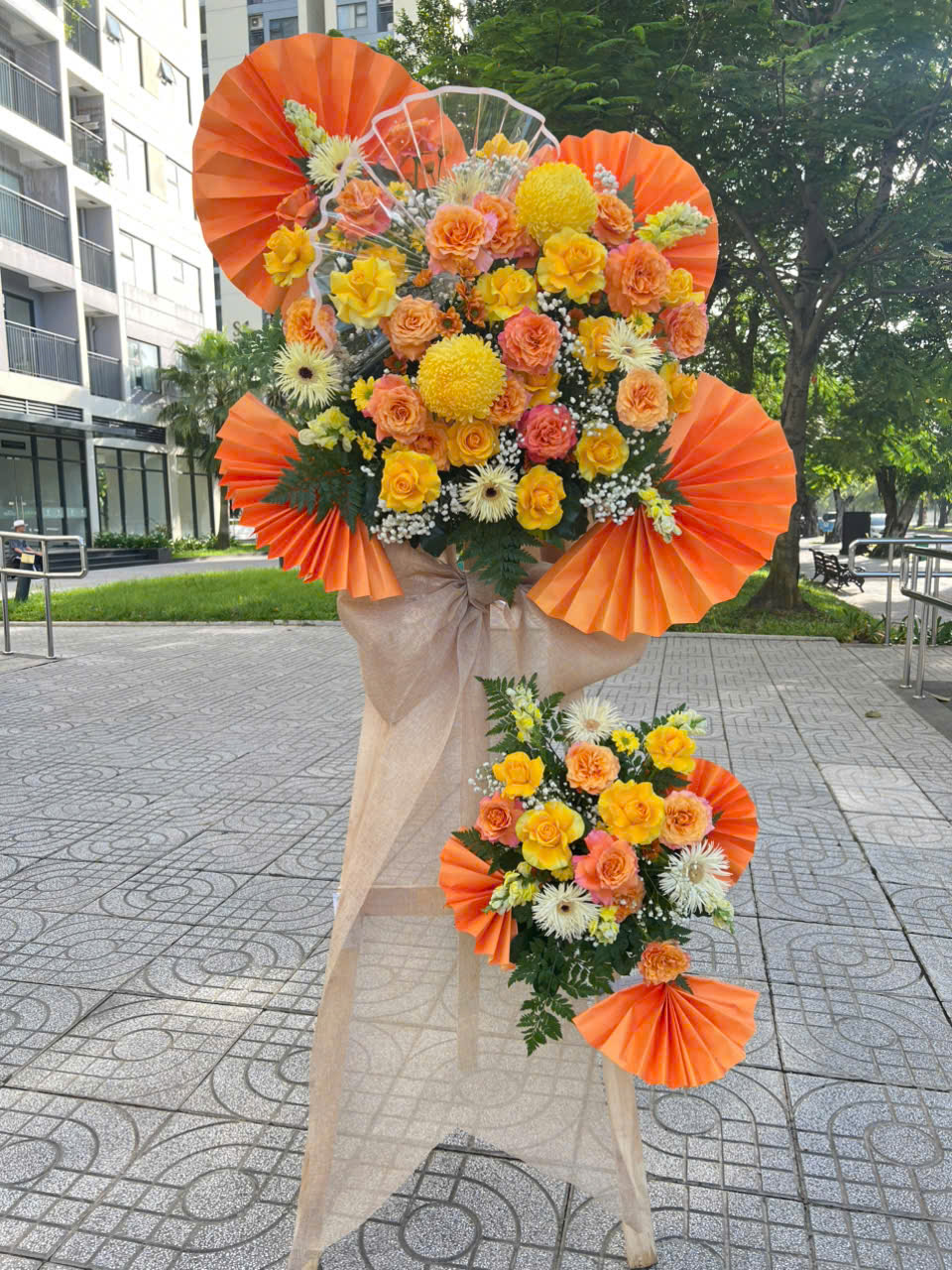 Kệ hoa chúc mừng khai trương tone vàng cam