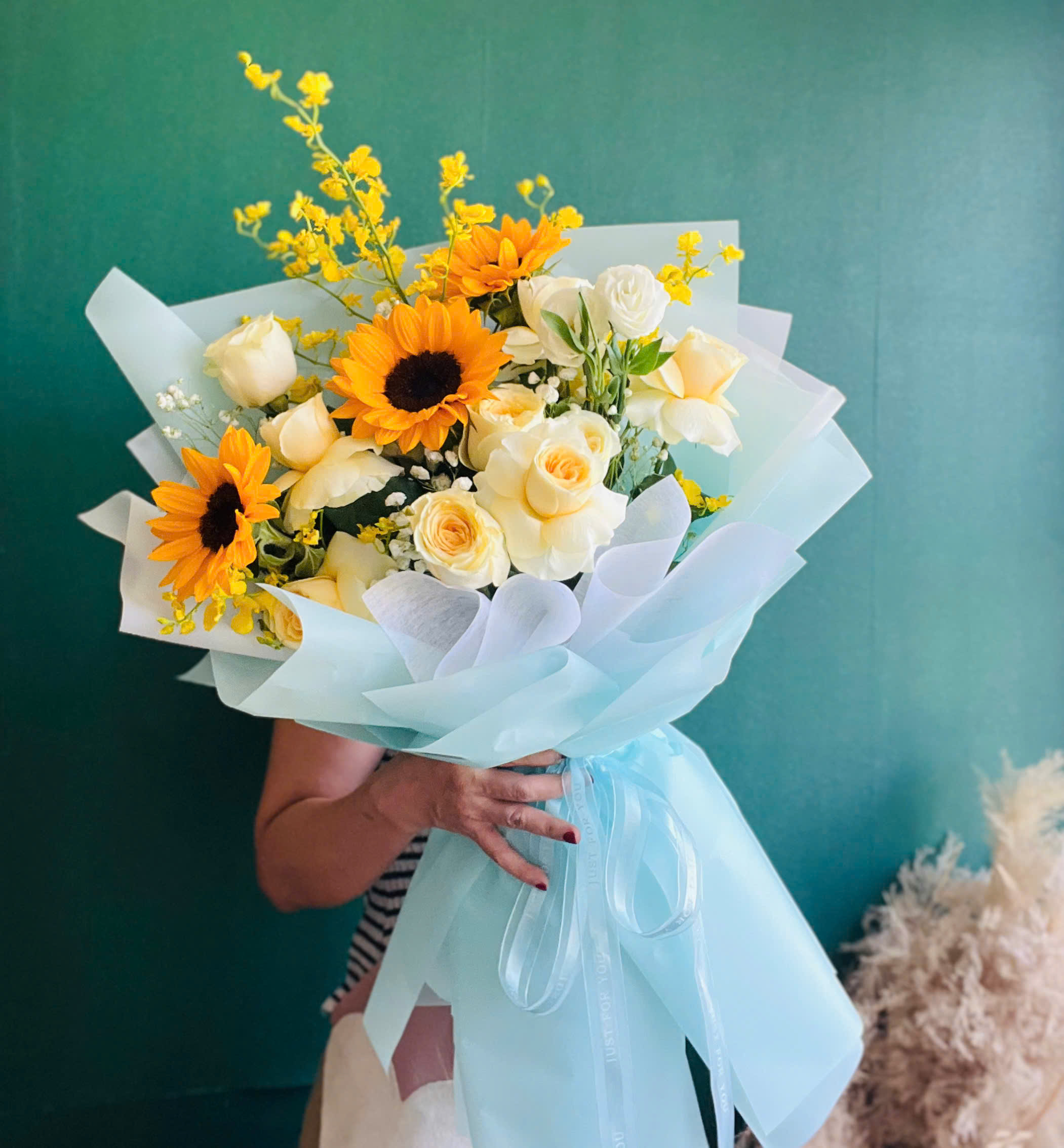 Bó hoa hướng dương và hồng