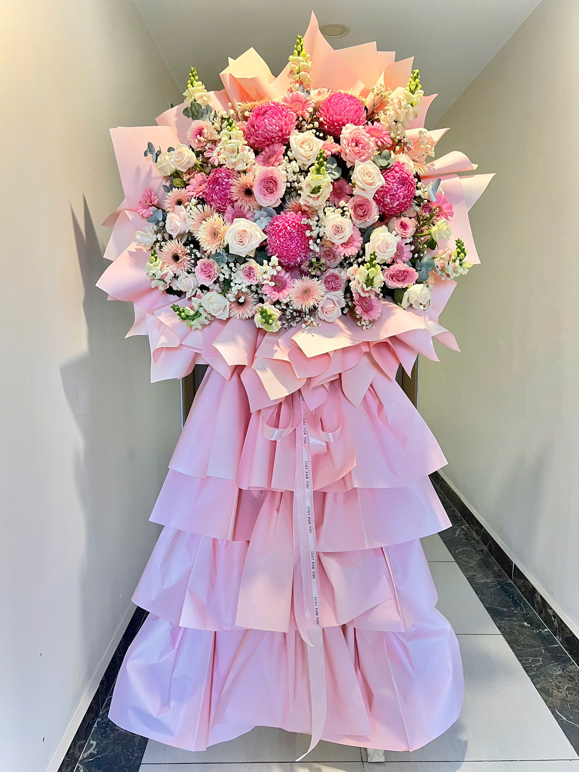 Kệ hoa chúc mừng màu hồng
