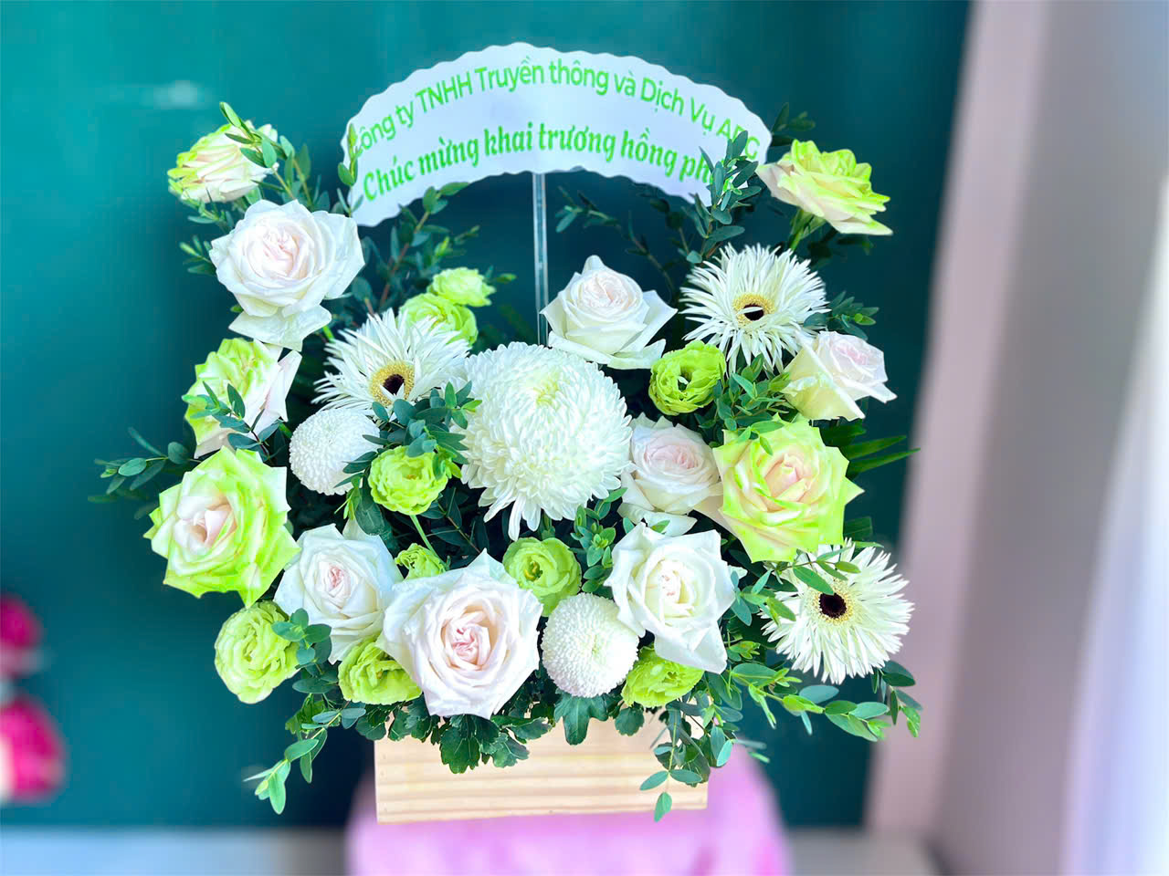 Giỏ hoa chúc mừng khai trương tone trắng xanh