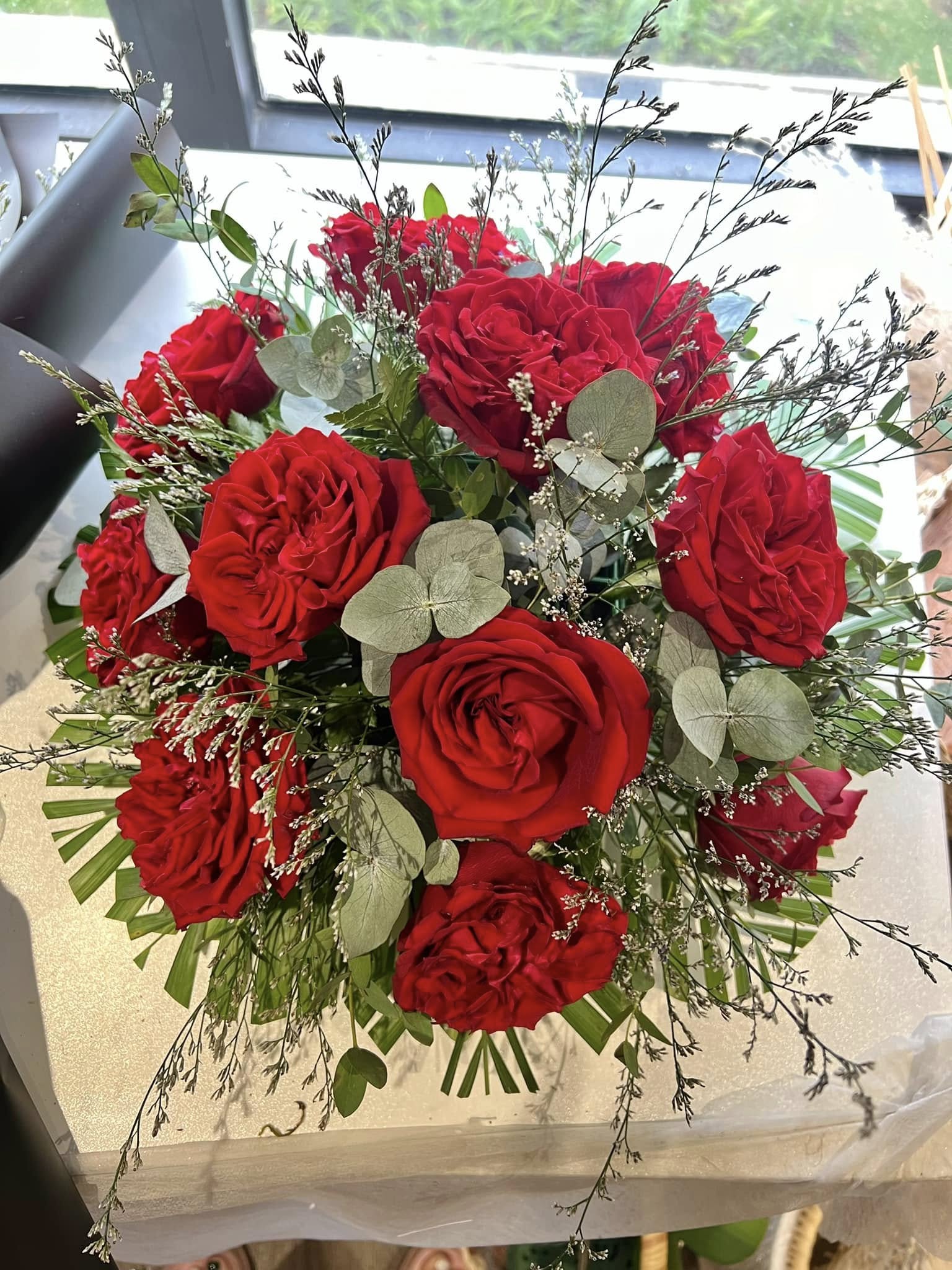 Hoa bát để bàn sự kiện tone đỏ