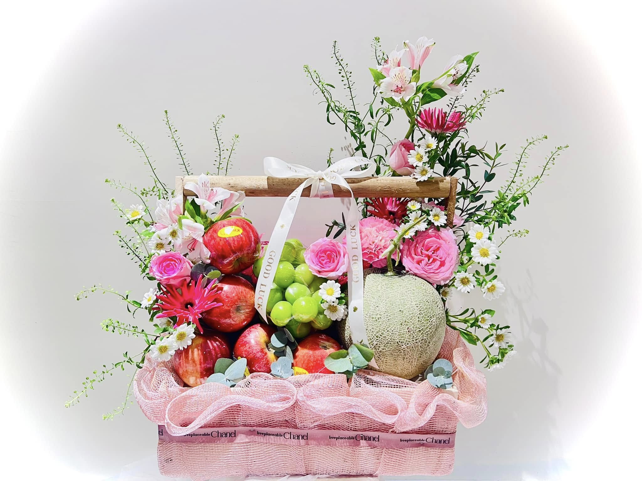 Giỏ hoa quả và hoa tươi