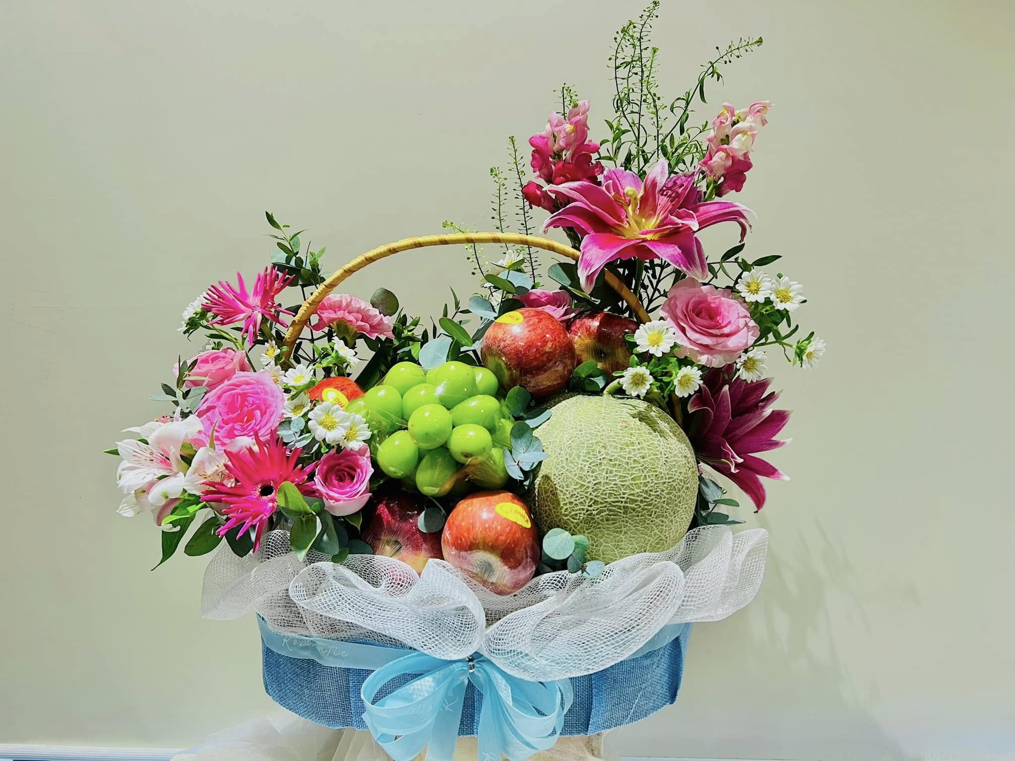 Giỏ hoa quả và hoa tươi