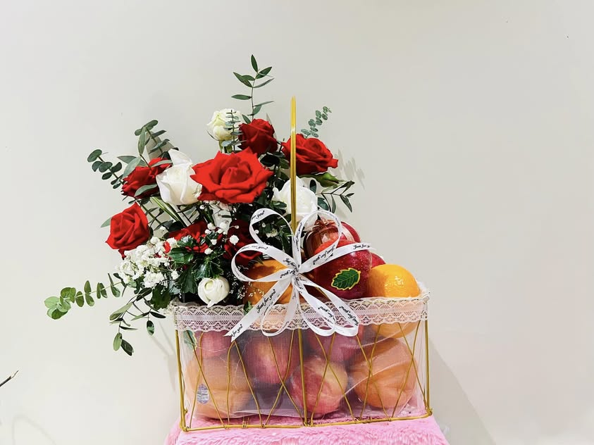 Giỏ trái cây và hoa tươi