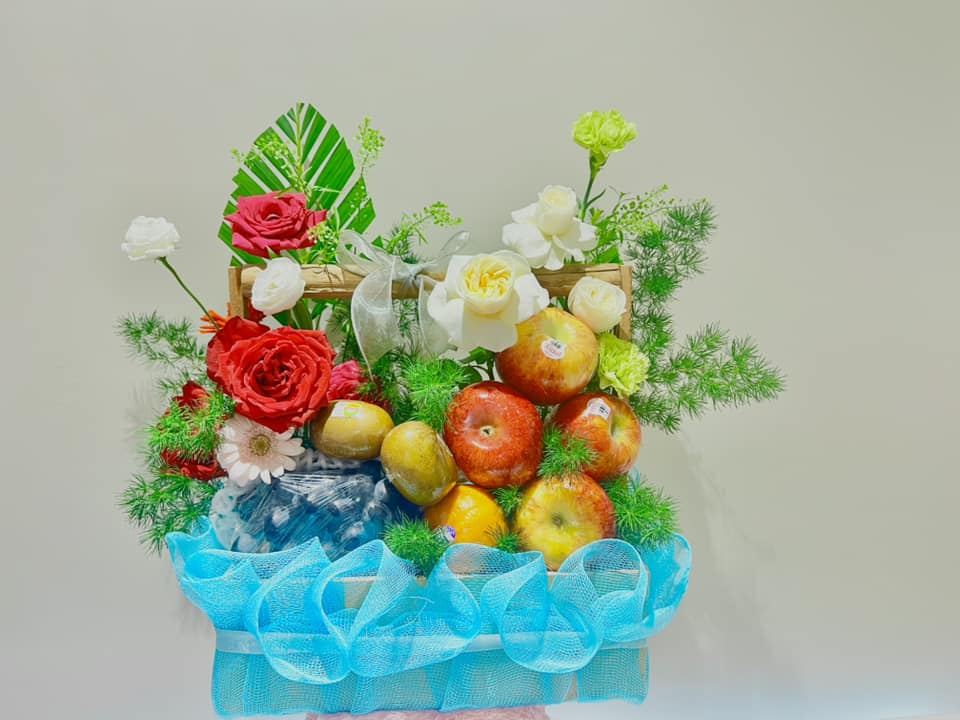 Giỏ trái cây trang trí hoa tươi