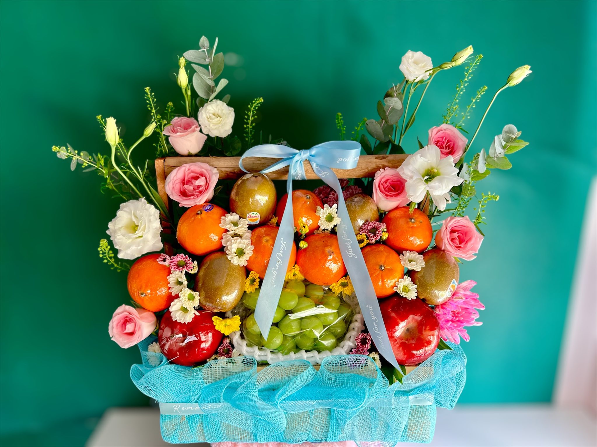 Giỏ trái cây tươi và hoa