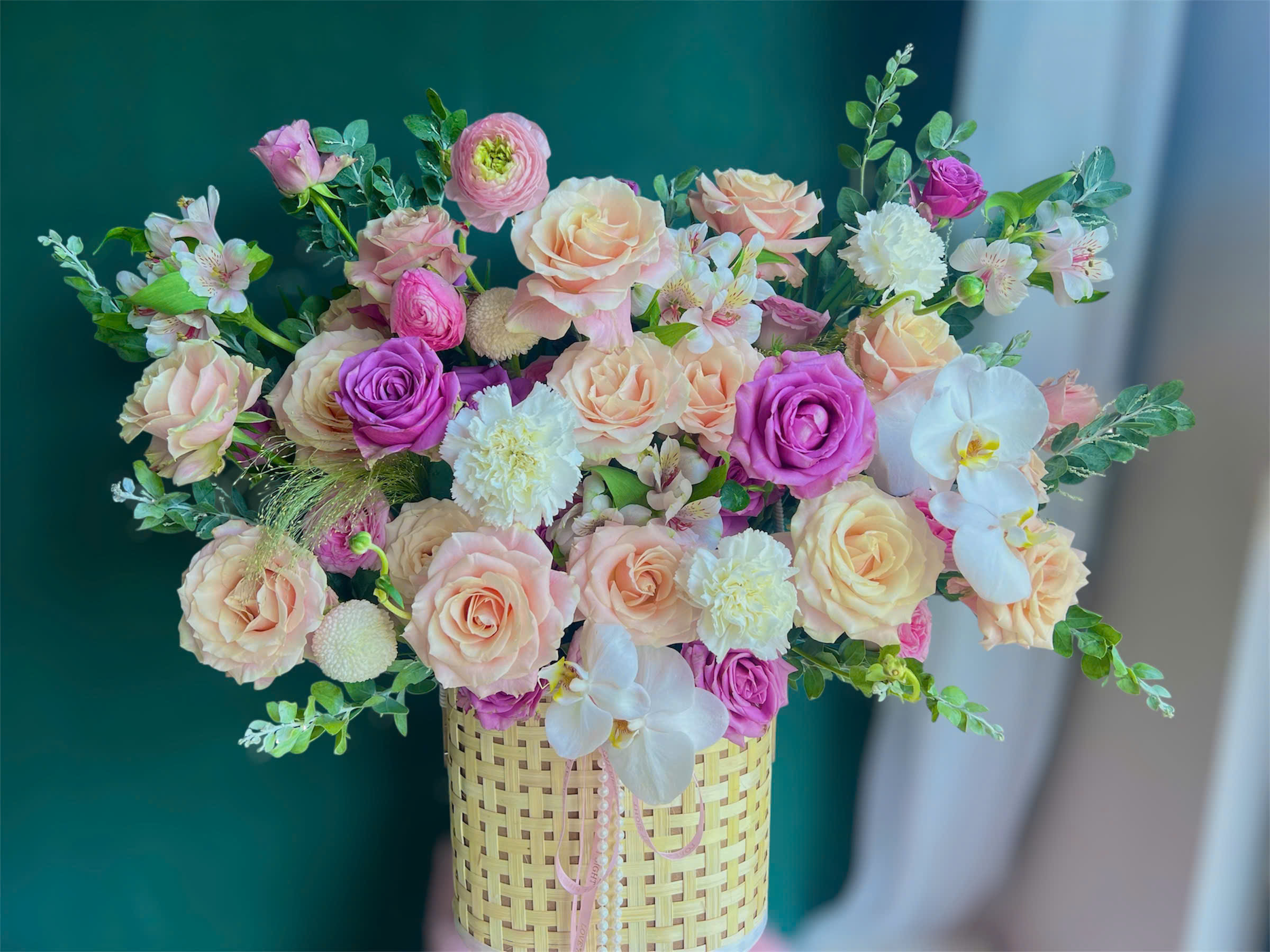 Giỏ hoa Lan hồ điệp mix tone hồng pastel