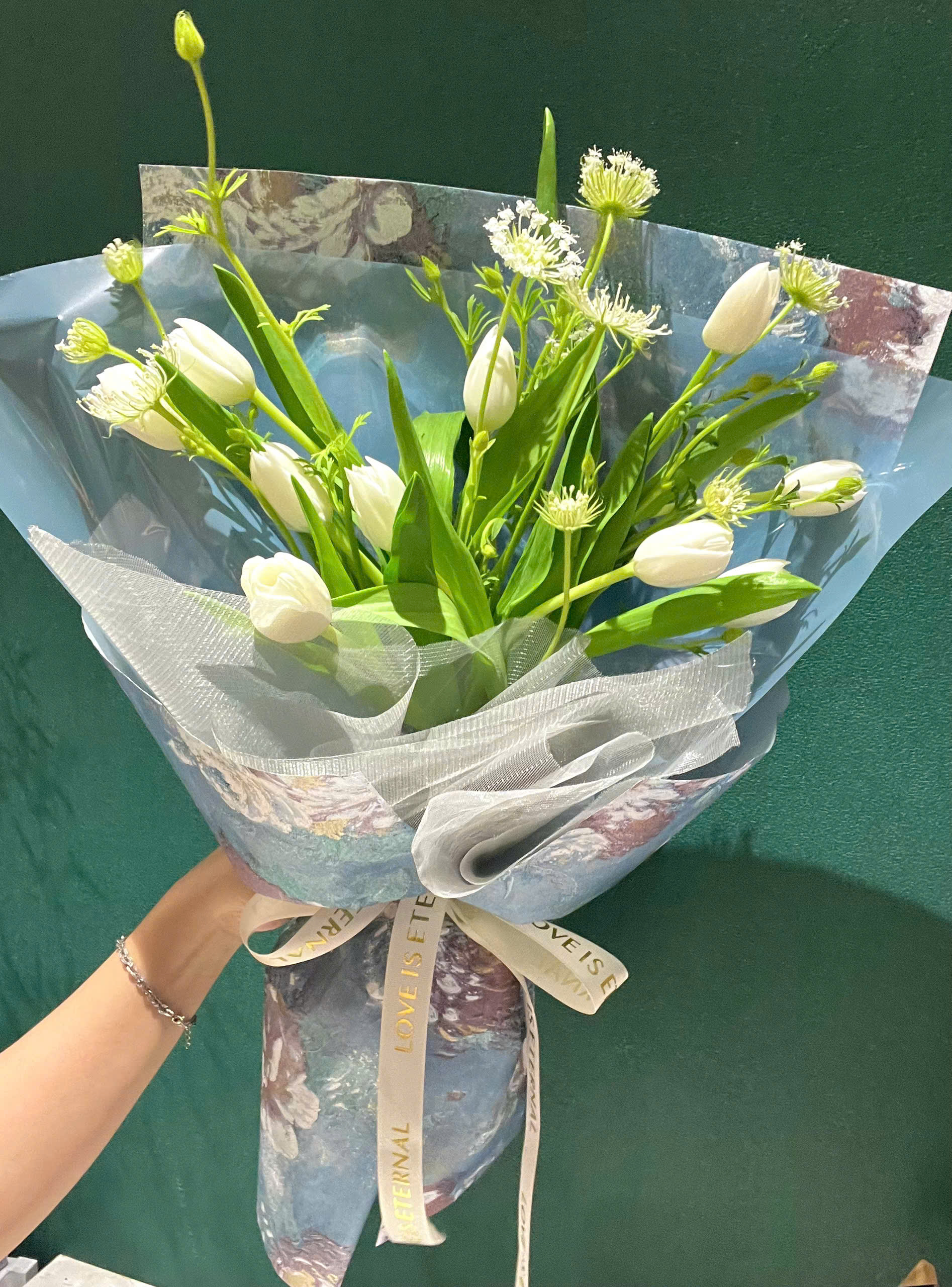 Bó hoa tulip trắng