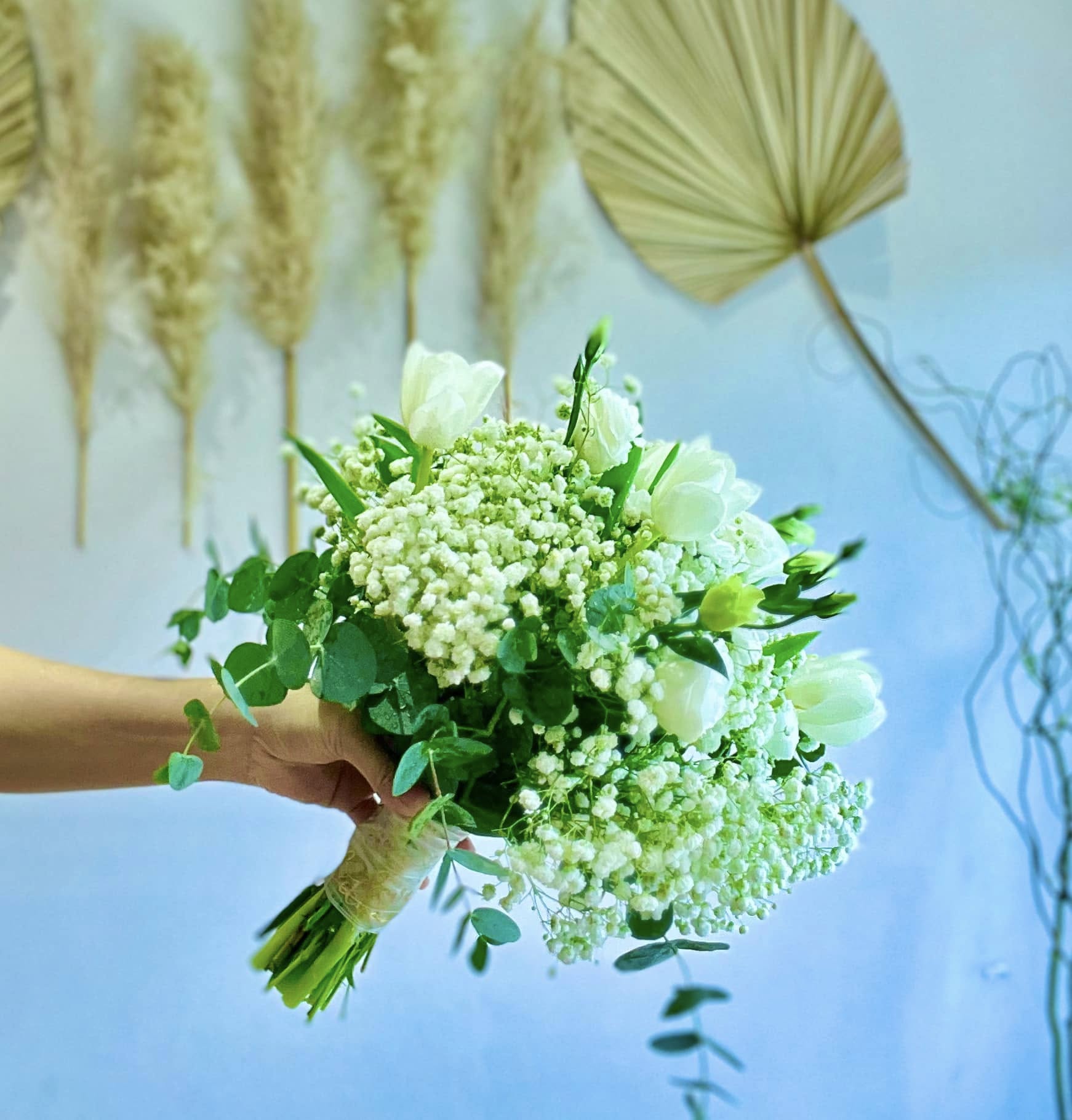 Bó hoa cưới Tulip trắng mix baby tinh khôi