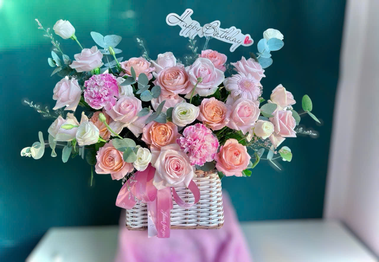 Giỏ hoa hồng sinh nhật tone pastel