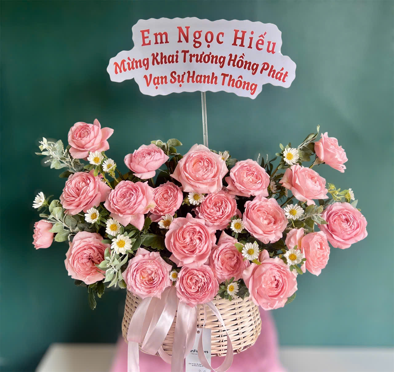 Giỏ hoa hồng màu hồng pastel