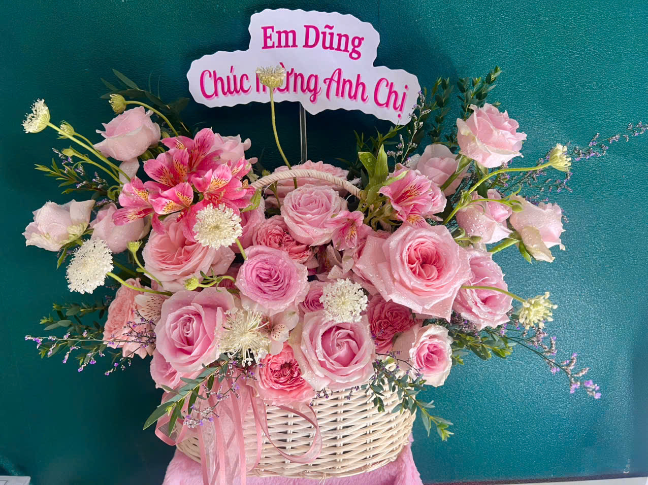 Giỏ hoa hồng hồng tone hồng