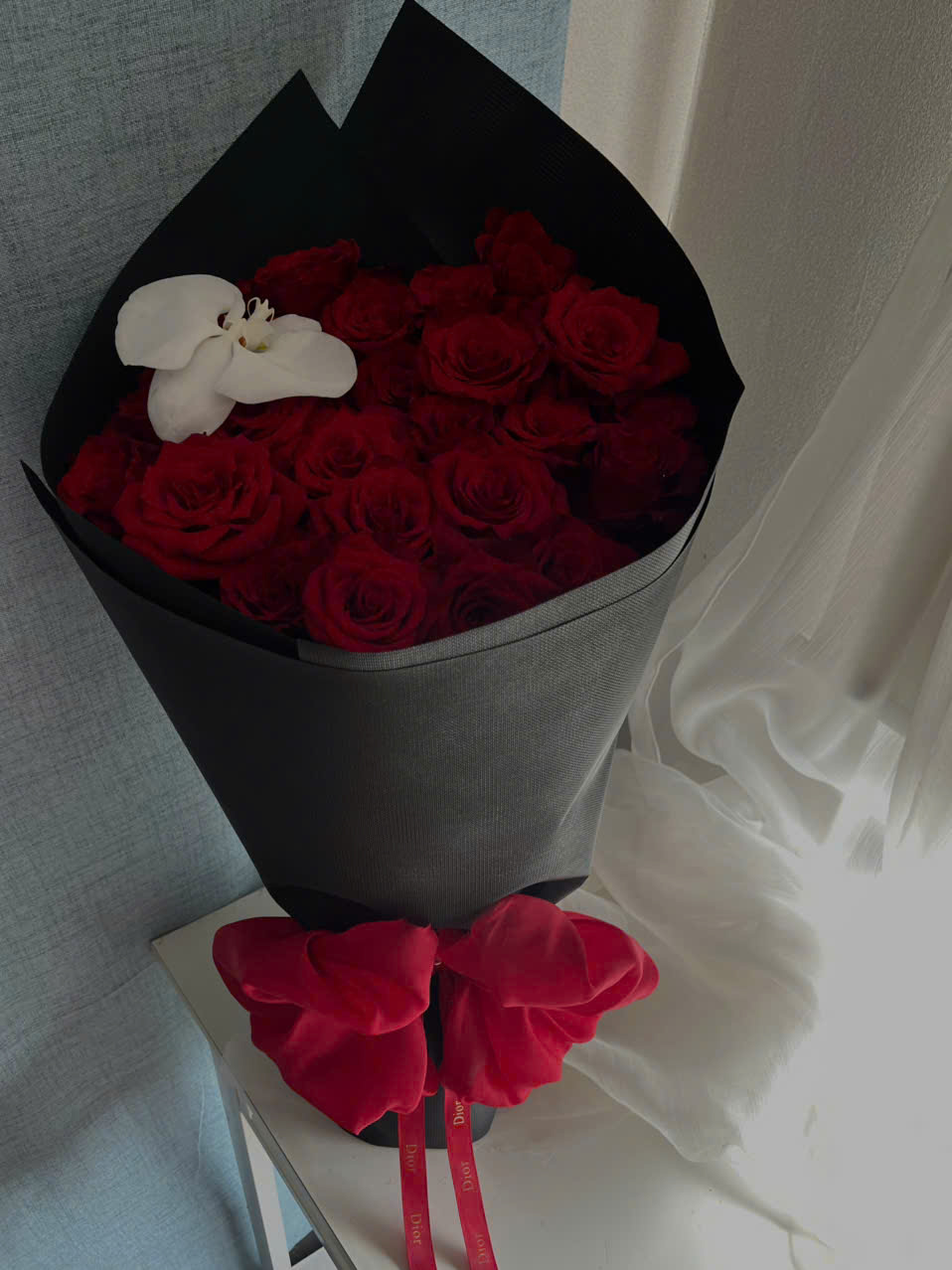 Bó hoa hồng đỏ và lan hồ điệp