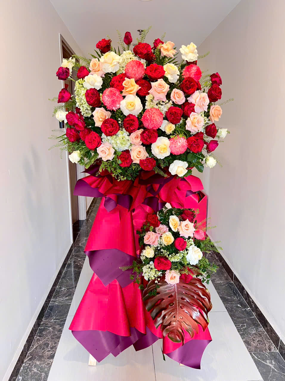 Kệ hoa chúc mừng tông đỏ