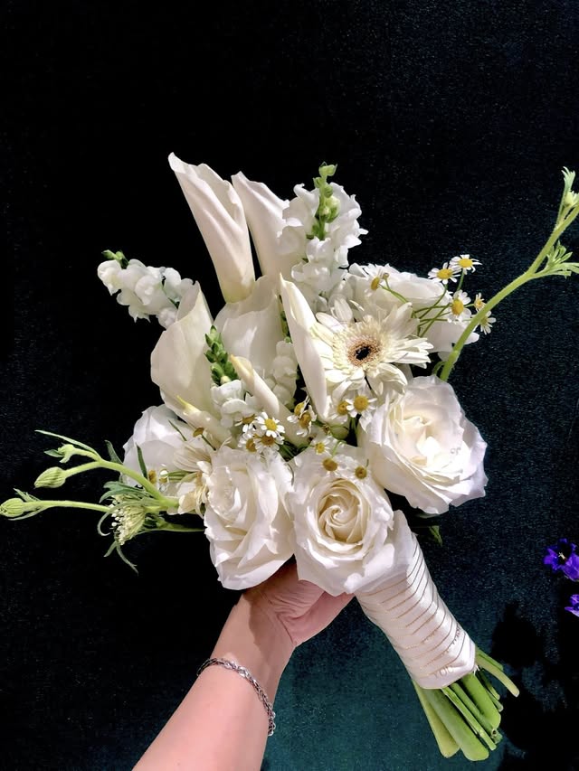 Bó hoa cưới trắng tinh khôi