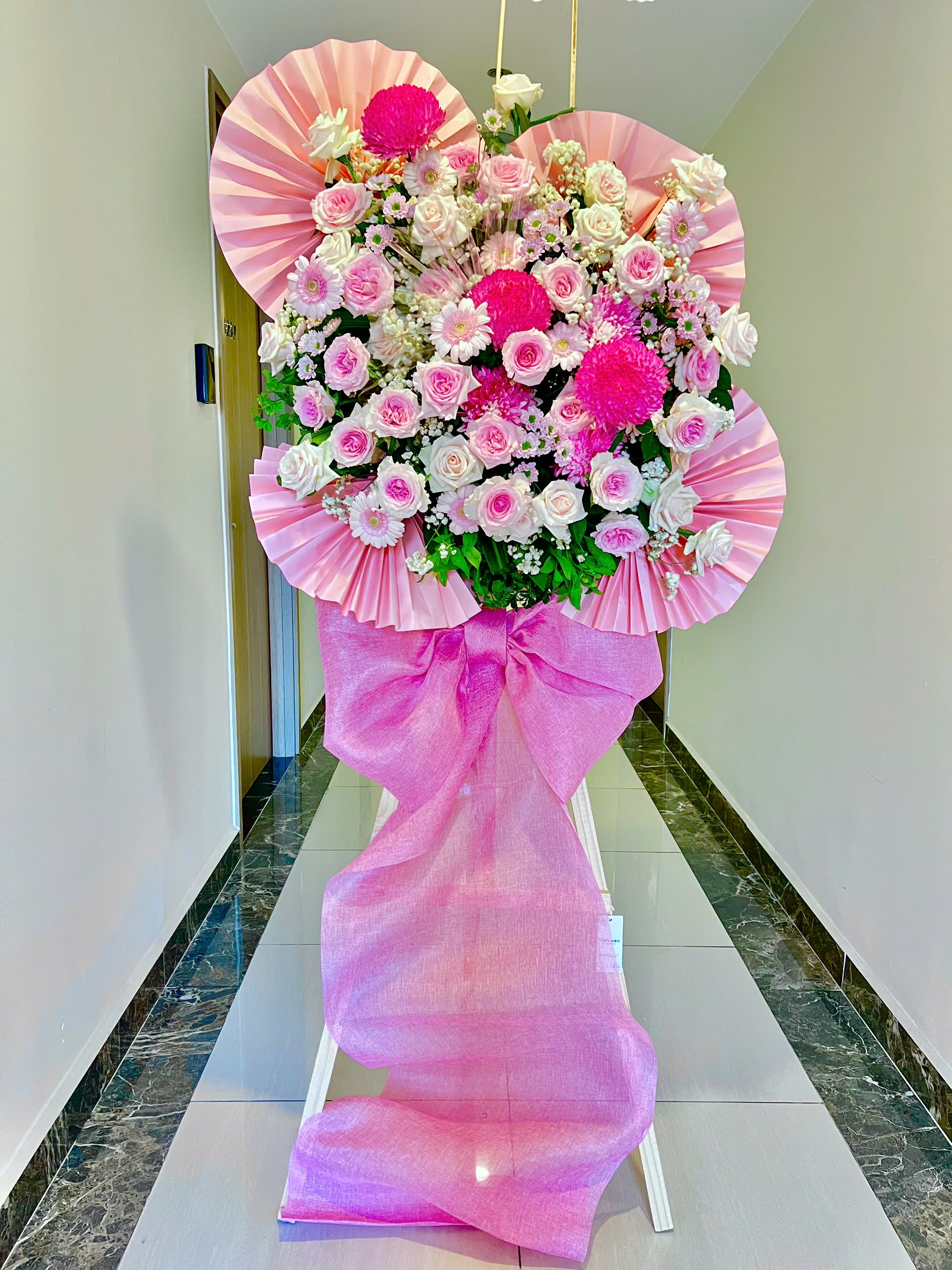 Kệ hoa chúc mừng màu hồng