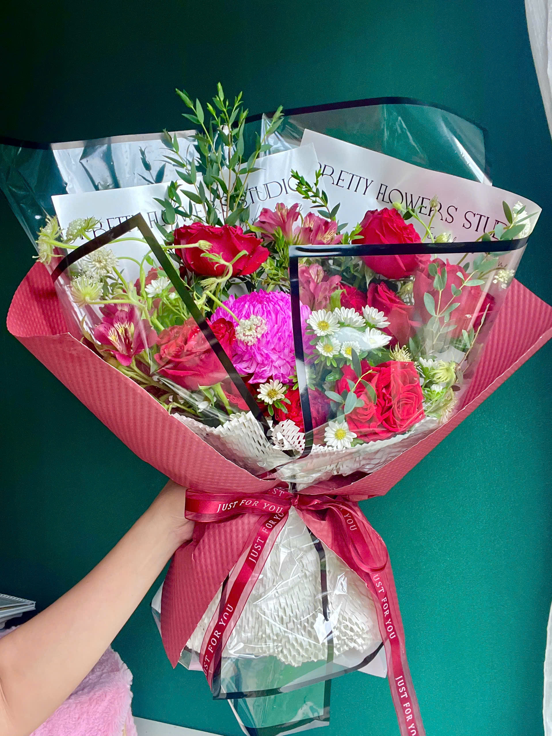 Bó hoa hồng đỏ mix cúc mẫu đơn