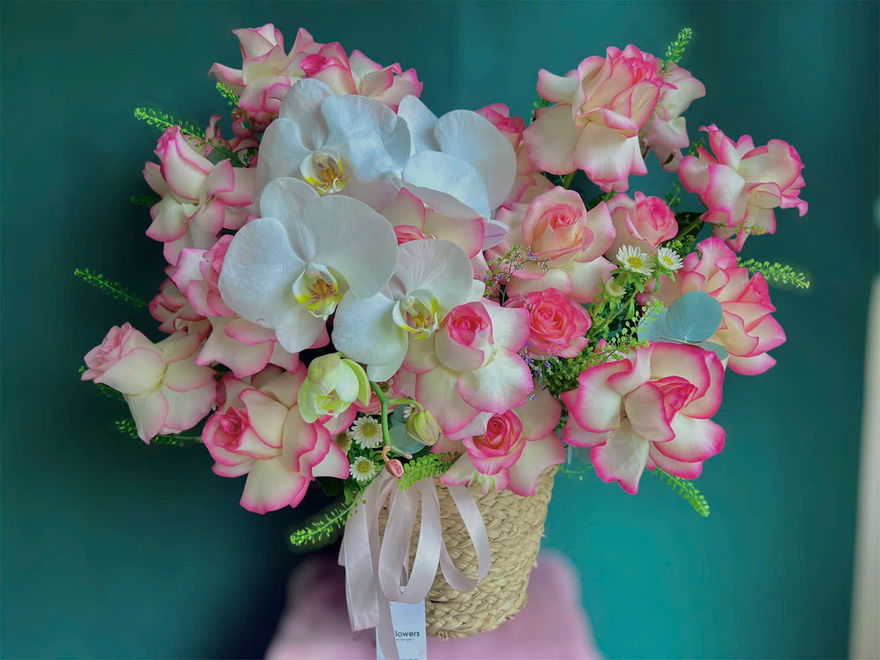Giỏ hoa lan hồ điệp và hồng