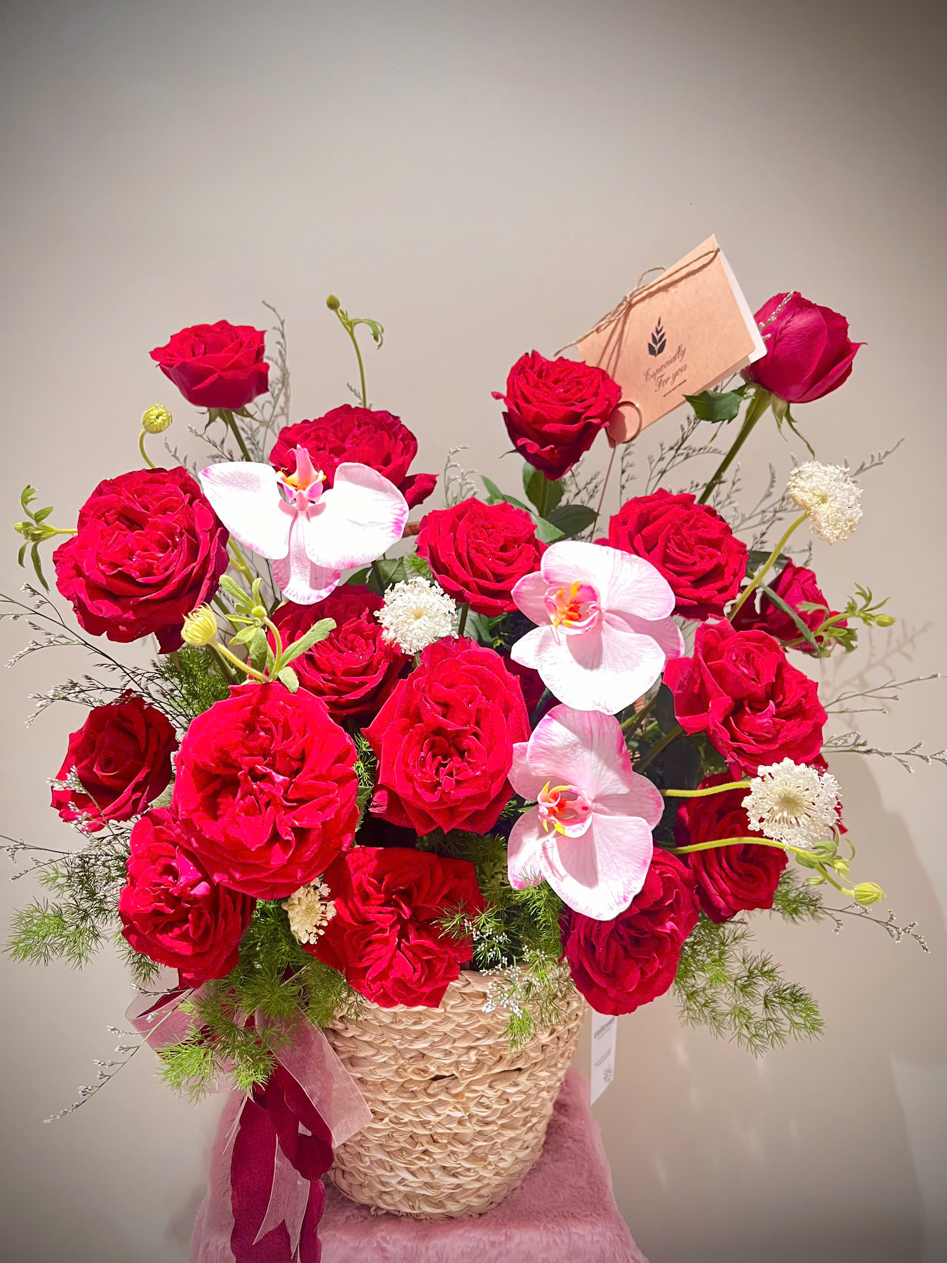 Giỏ hoa hồng đỏ và lan hồ điệp