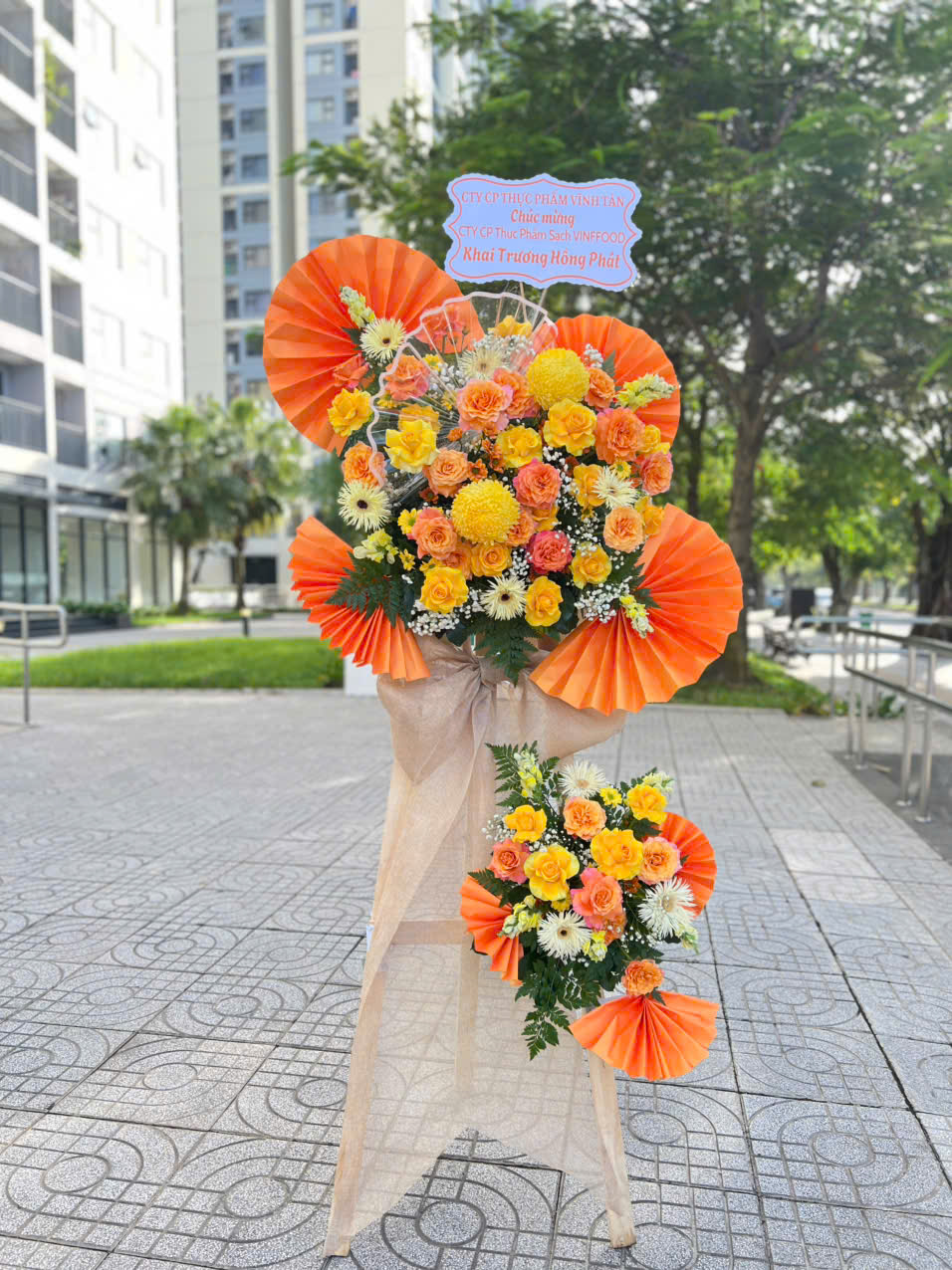 Kệ hoa chúc mừng khai trương tone vàng cam
