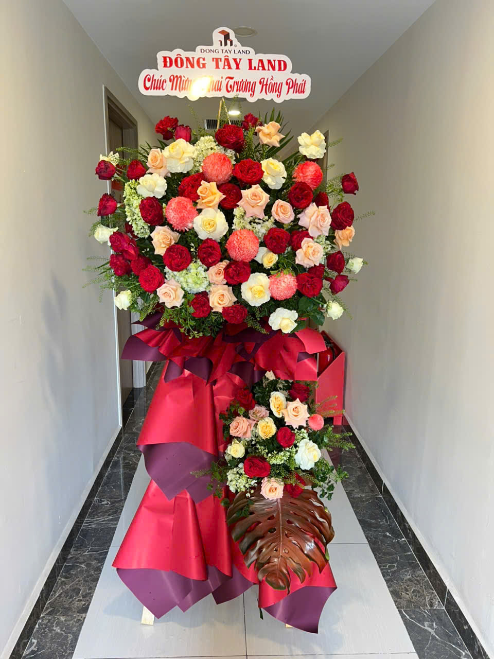 Kệ hoa chúc mừng tông đỏ