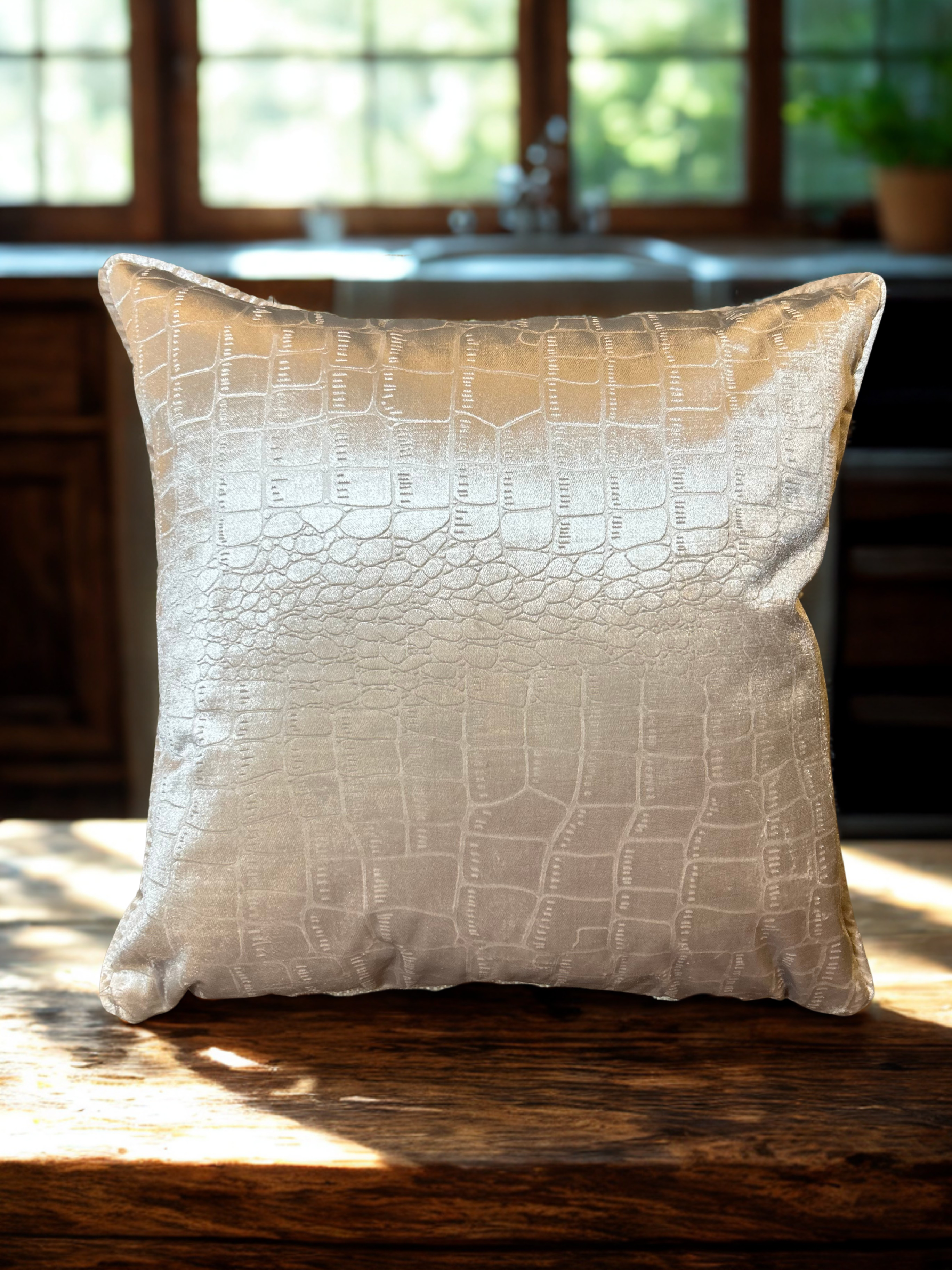 Sierkussen Reims - Champagne kleurige crocostof met subtiele glans