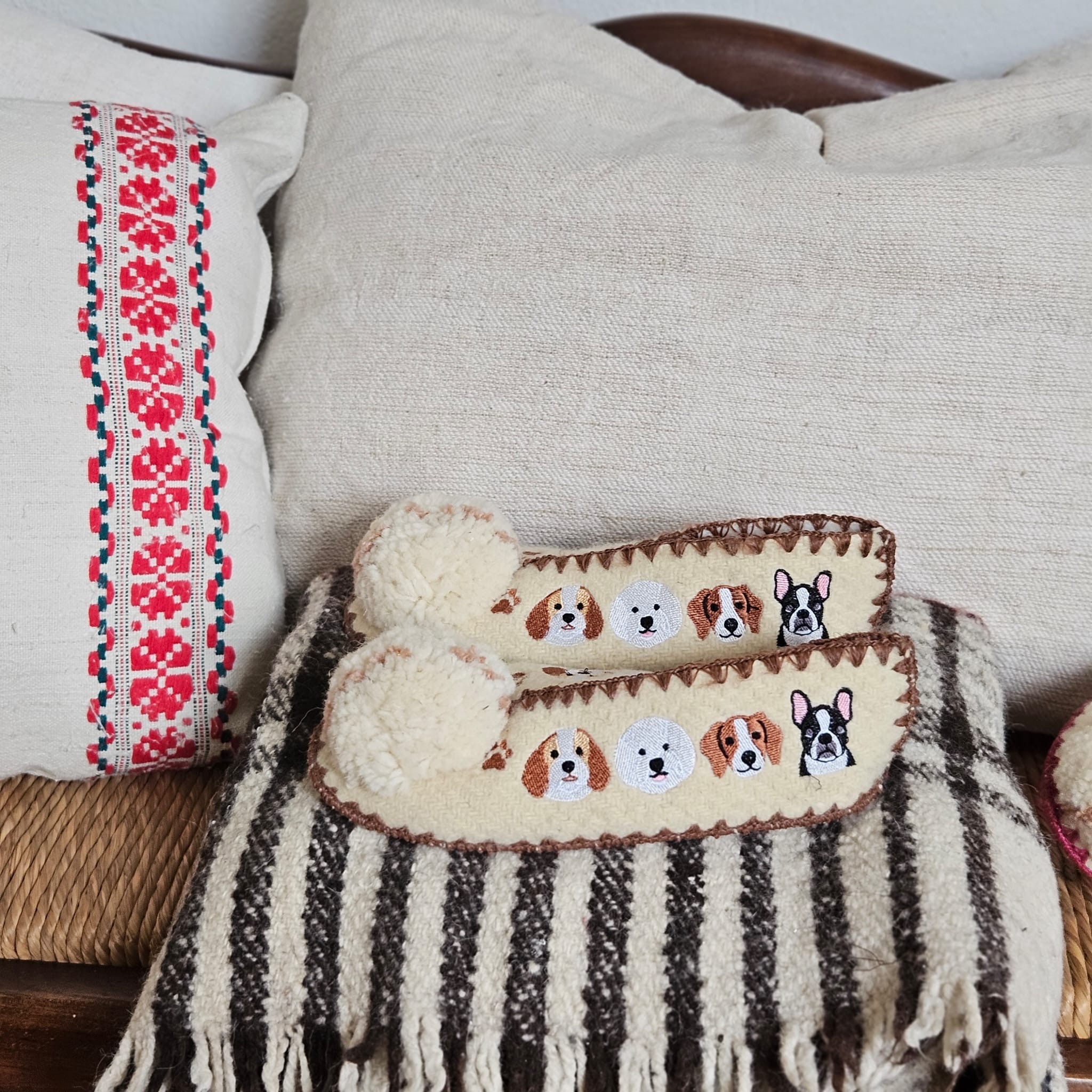 Chaussons  avec motif chiens brodés