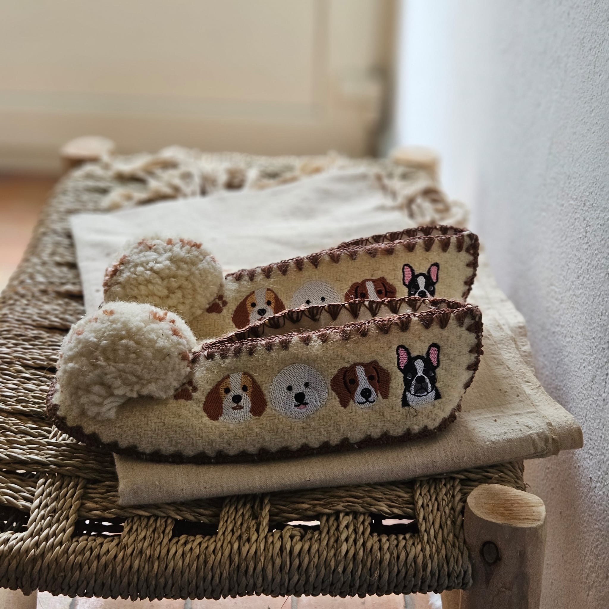 Chaussons  avec motif chiens brodés