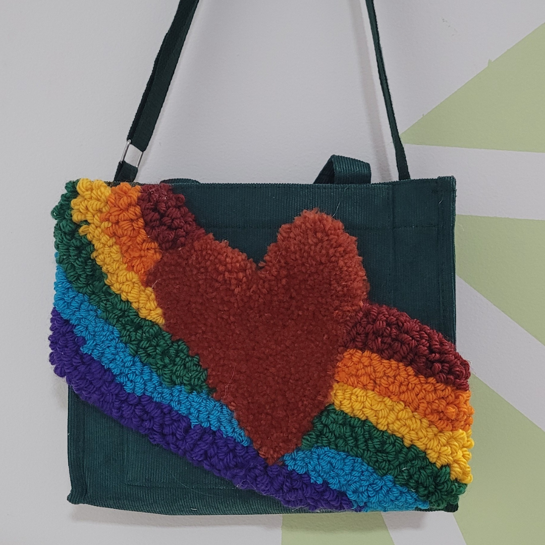 Bolsa artesanal com coração colorido