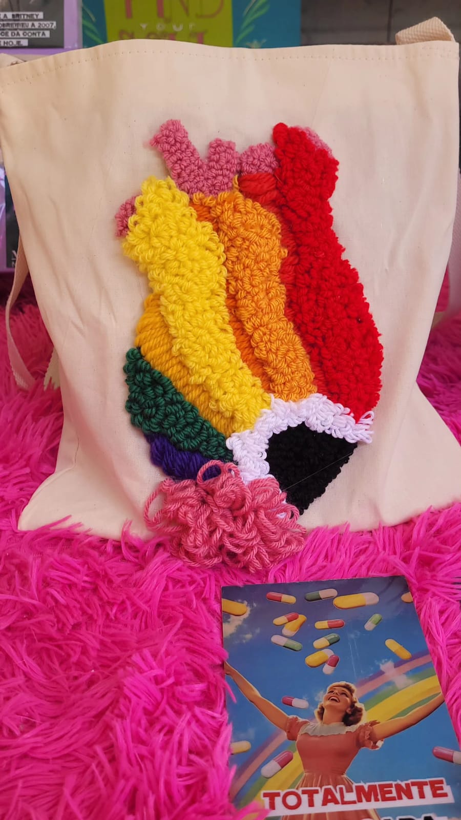 Mochila artesanal com aplicação de lã colorida