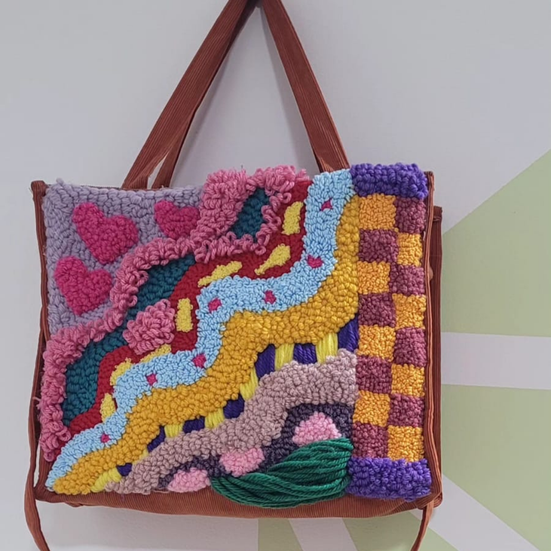 Bolsa artesanal com bordado colorido