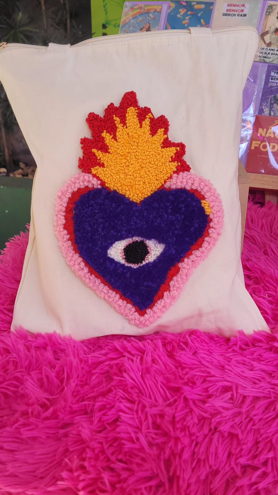 Bolsa artesanal com coração flamejante
