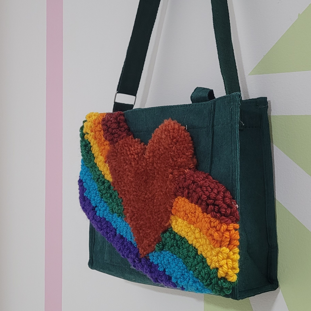 Bolsa artesanal com coração colorido