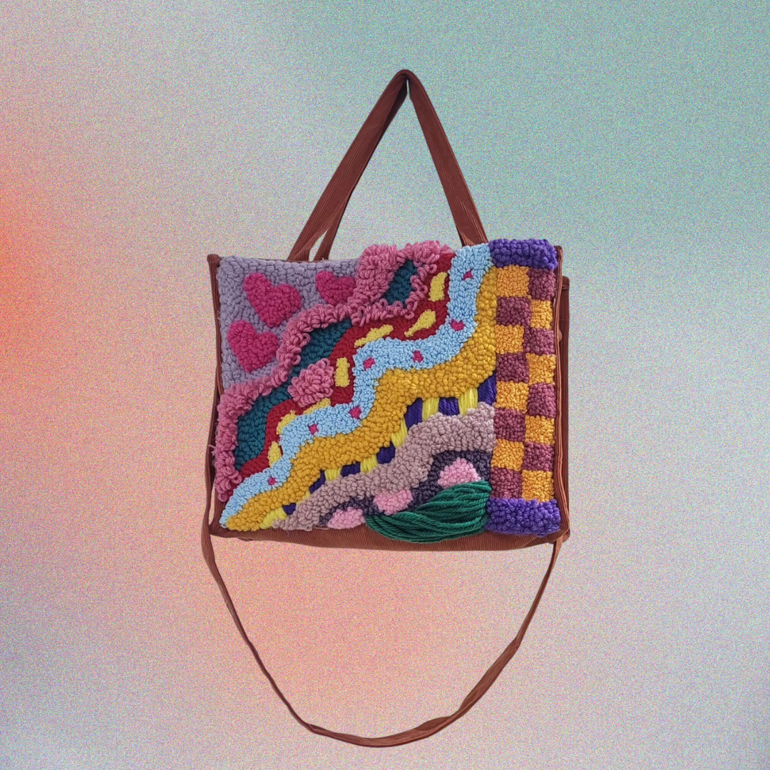 Bolsa artesanal com bordado colorido