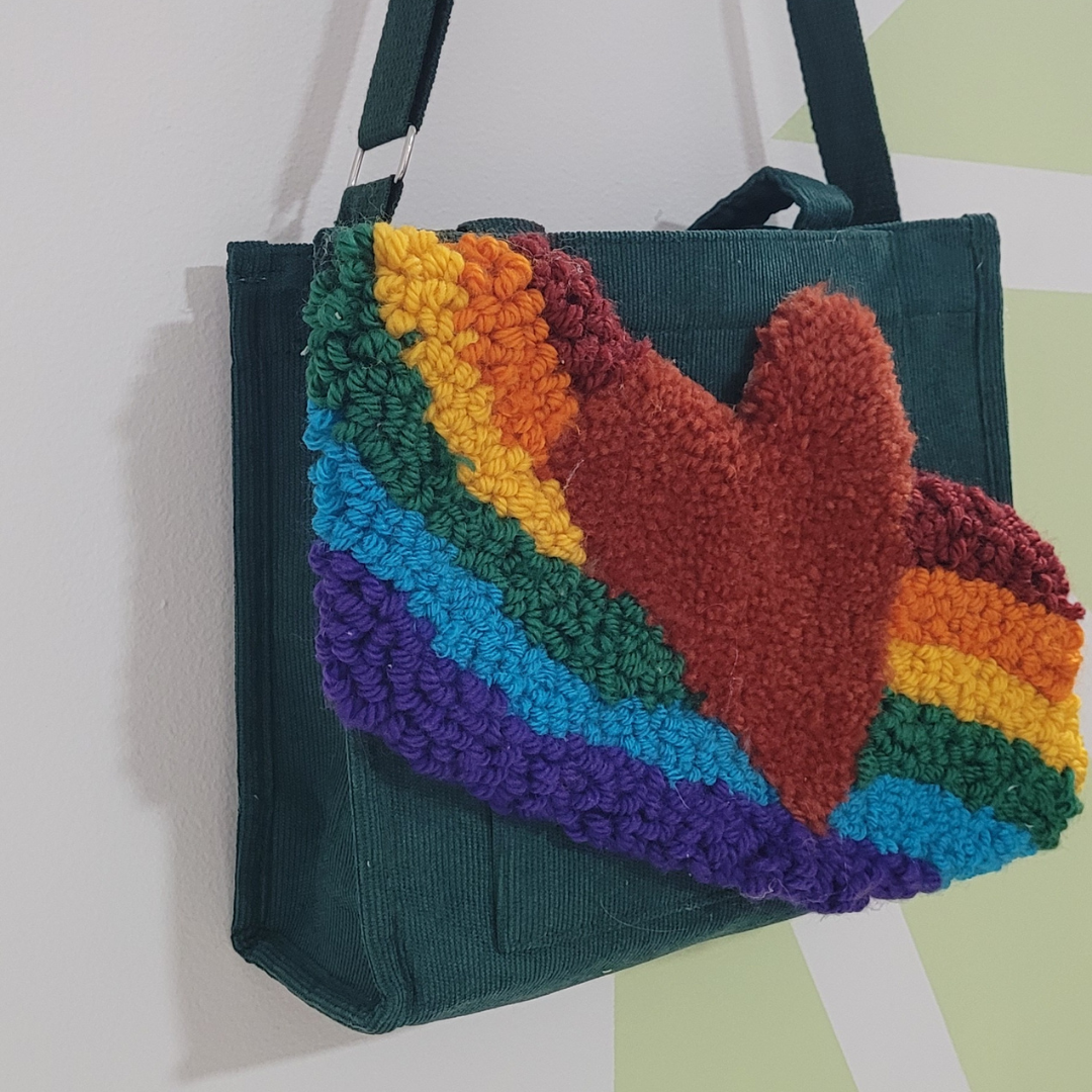 Bolsa artesanal com coração colorido