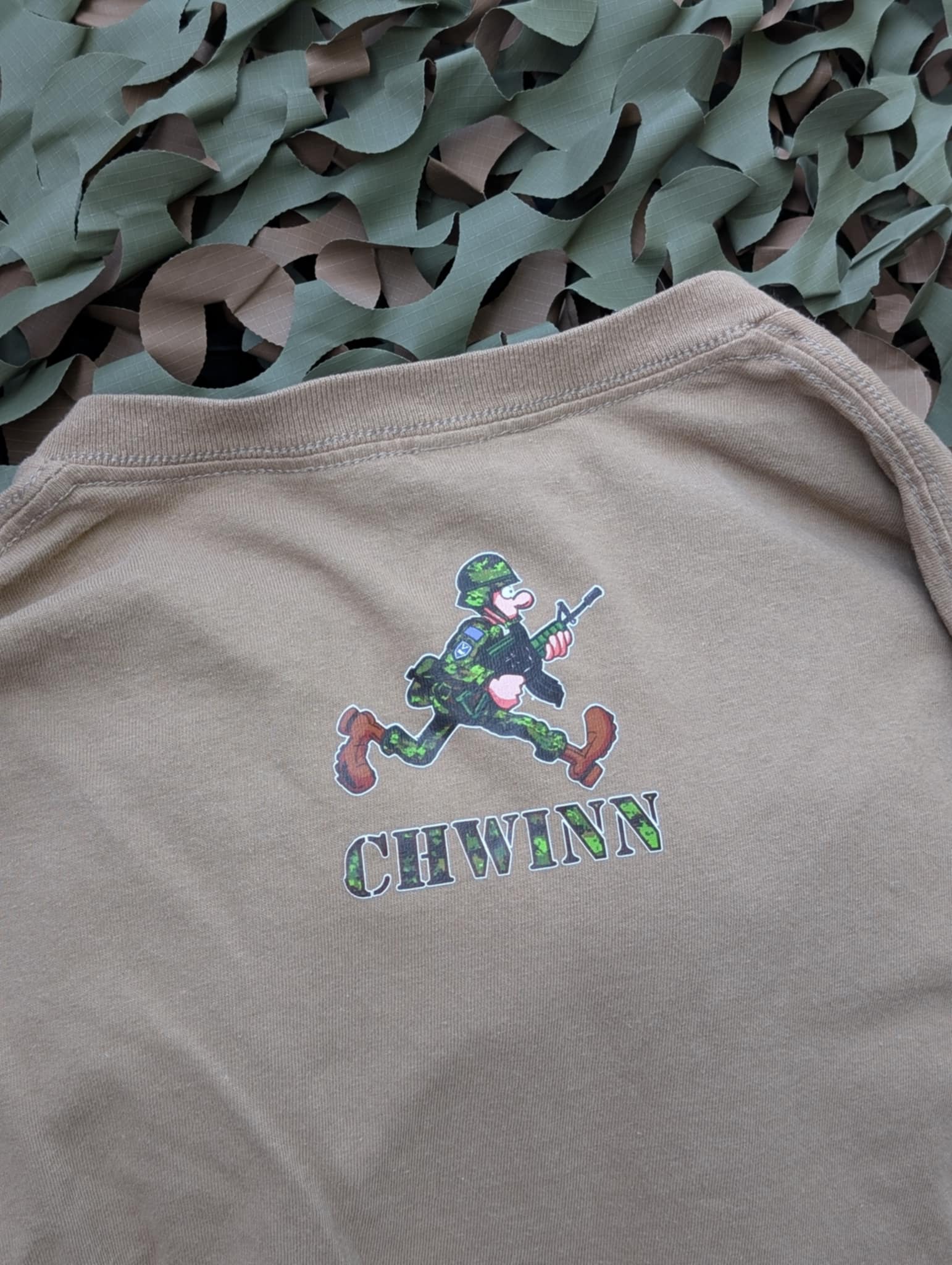 T-shirt du Soldat CHWINN – Édition "Fini les Vacances''