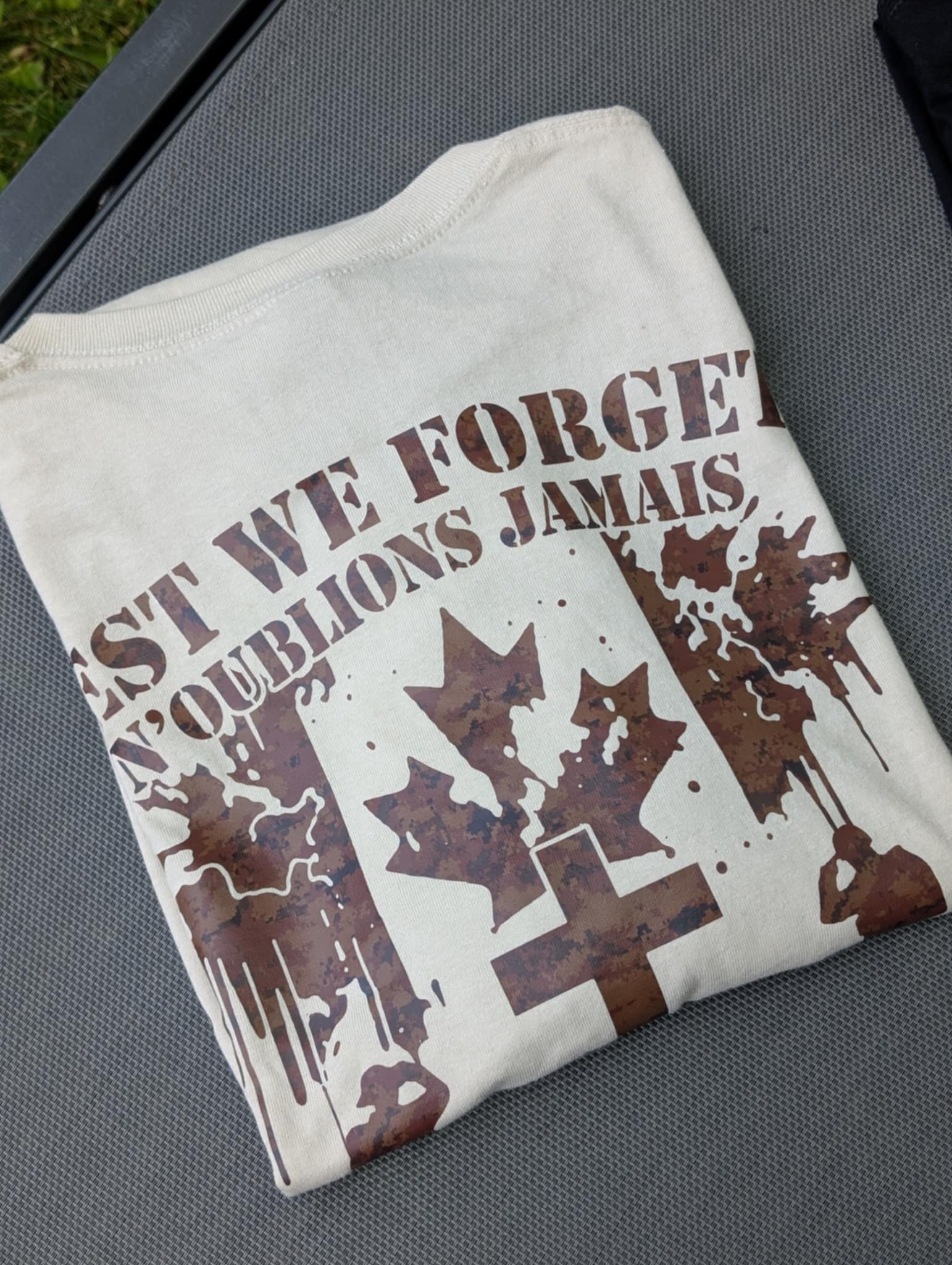 T-Shirt Commémoratif – Lest We Forget / N’oublions Jamais