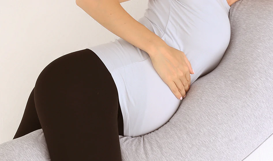 Almohada de Maternidad Ergonómica Momcozy en Forma de J para Soporte de Cuerpo Completo
