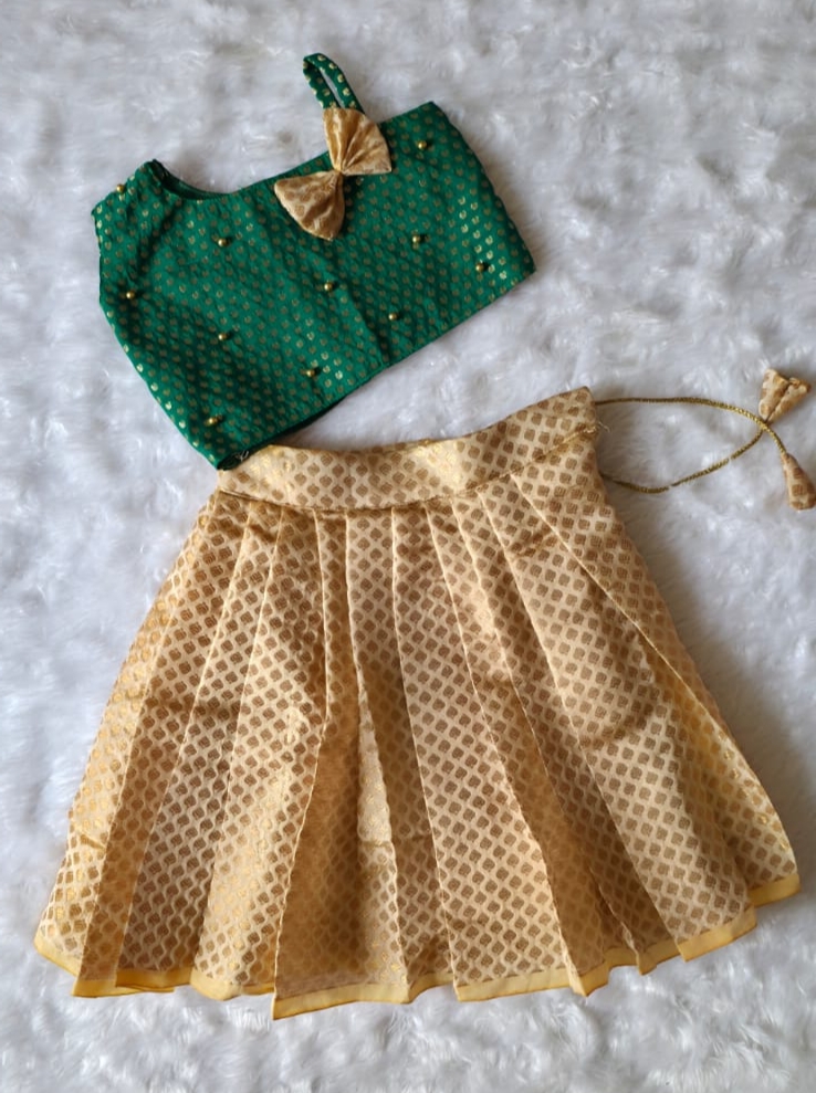BANARAS - DARK GREEN WITH CREAM