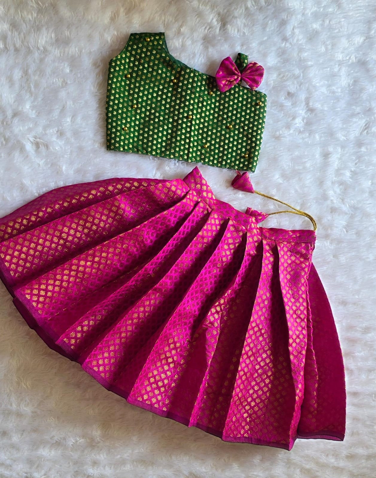 BANARAS - DARK GREEN WITH PINK