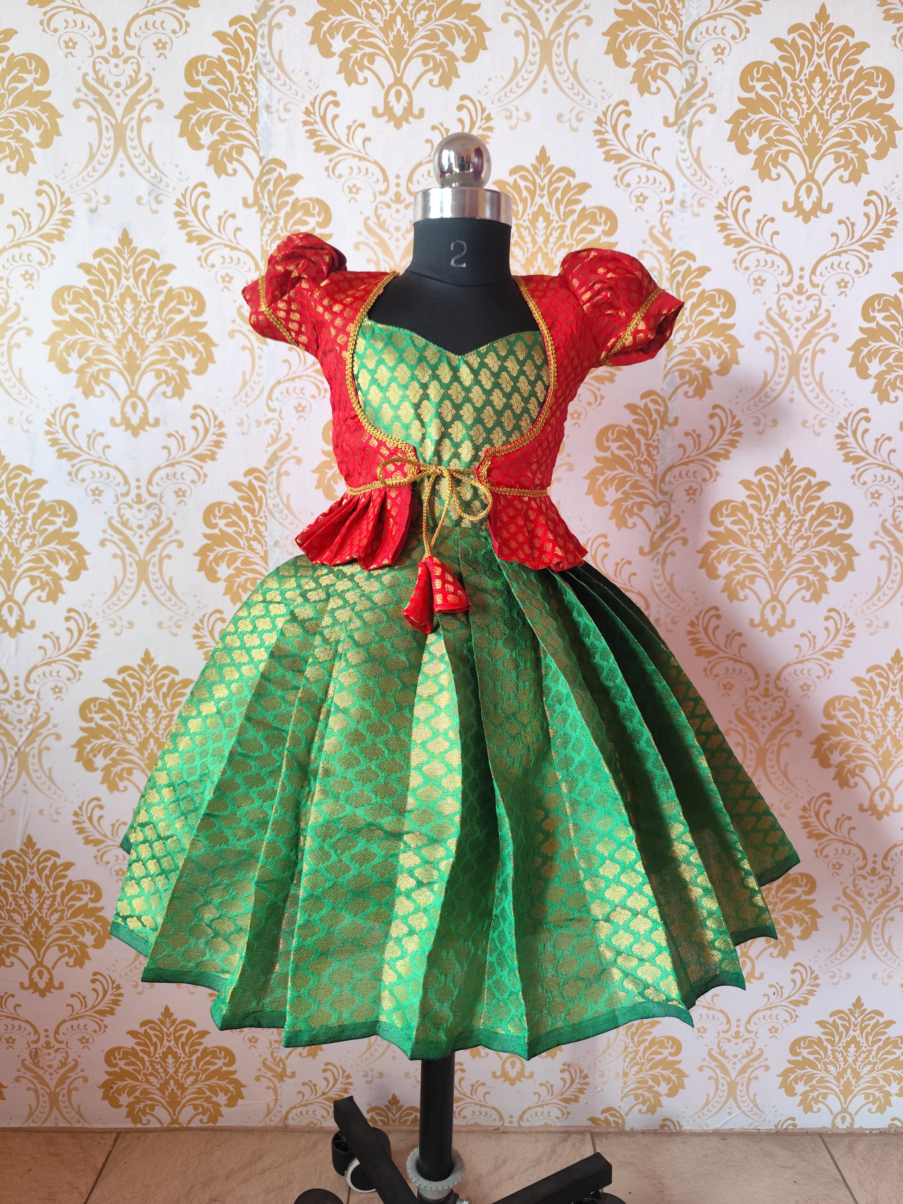 BANARAS- GREEN WITH RED