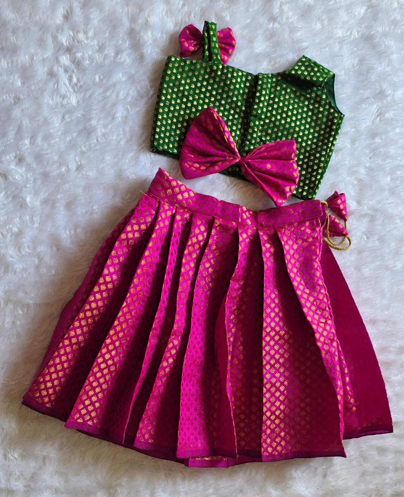 BANARAS - DARK GREEN WITH PINK