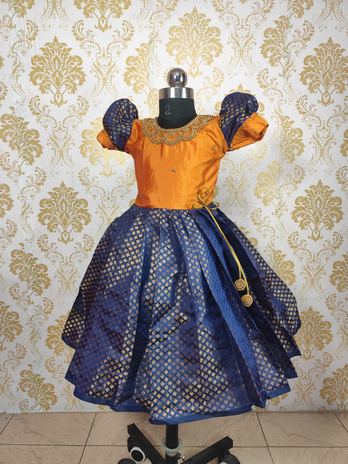 AVI-orange with blue
