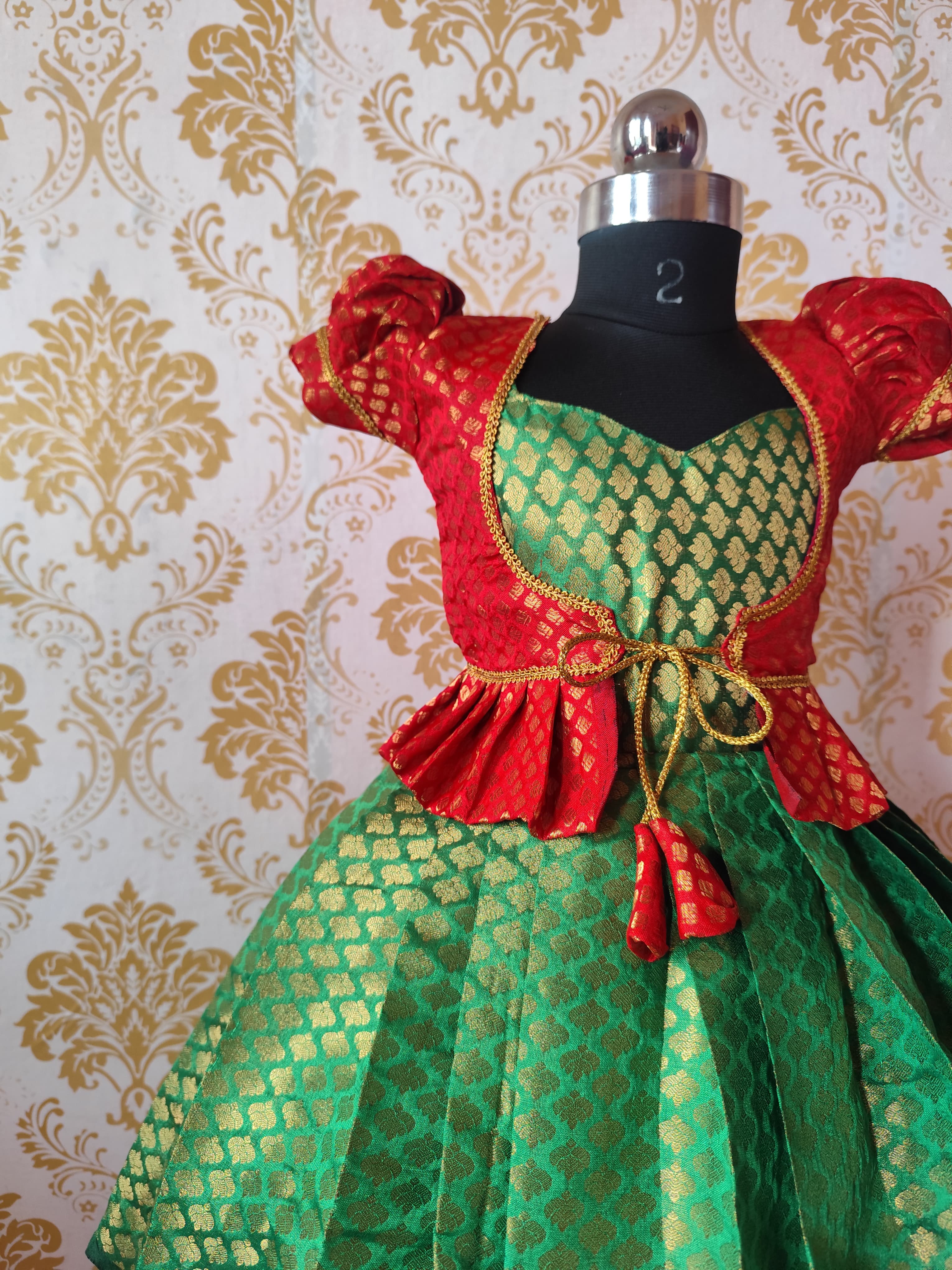 BANARAS- GREEN WITH RED