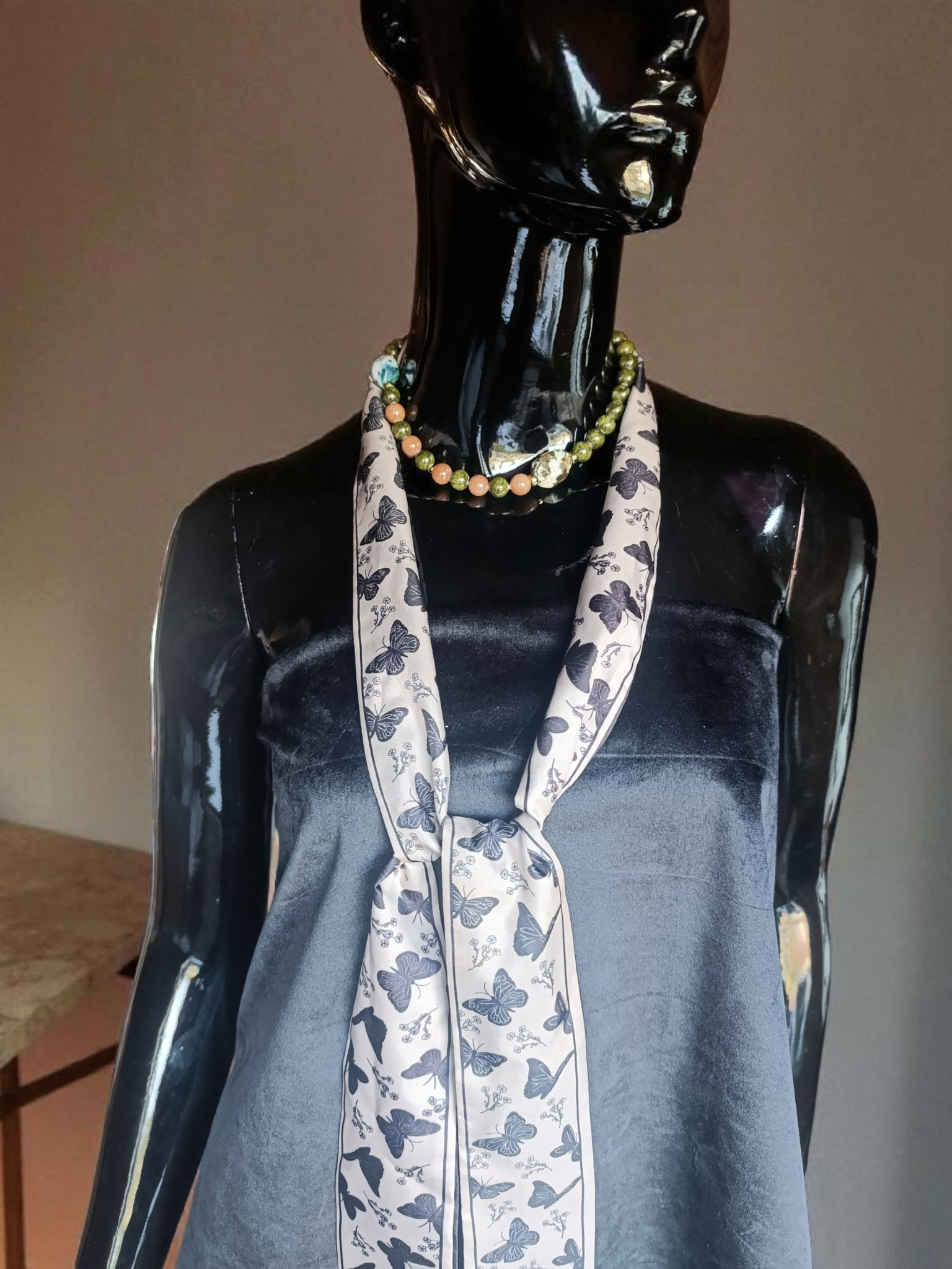 rankų darbo papuošalas su satino kaspinu