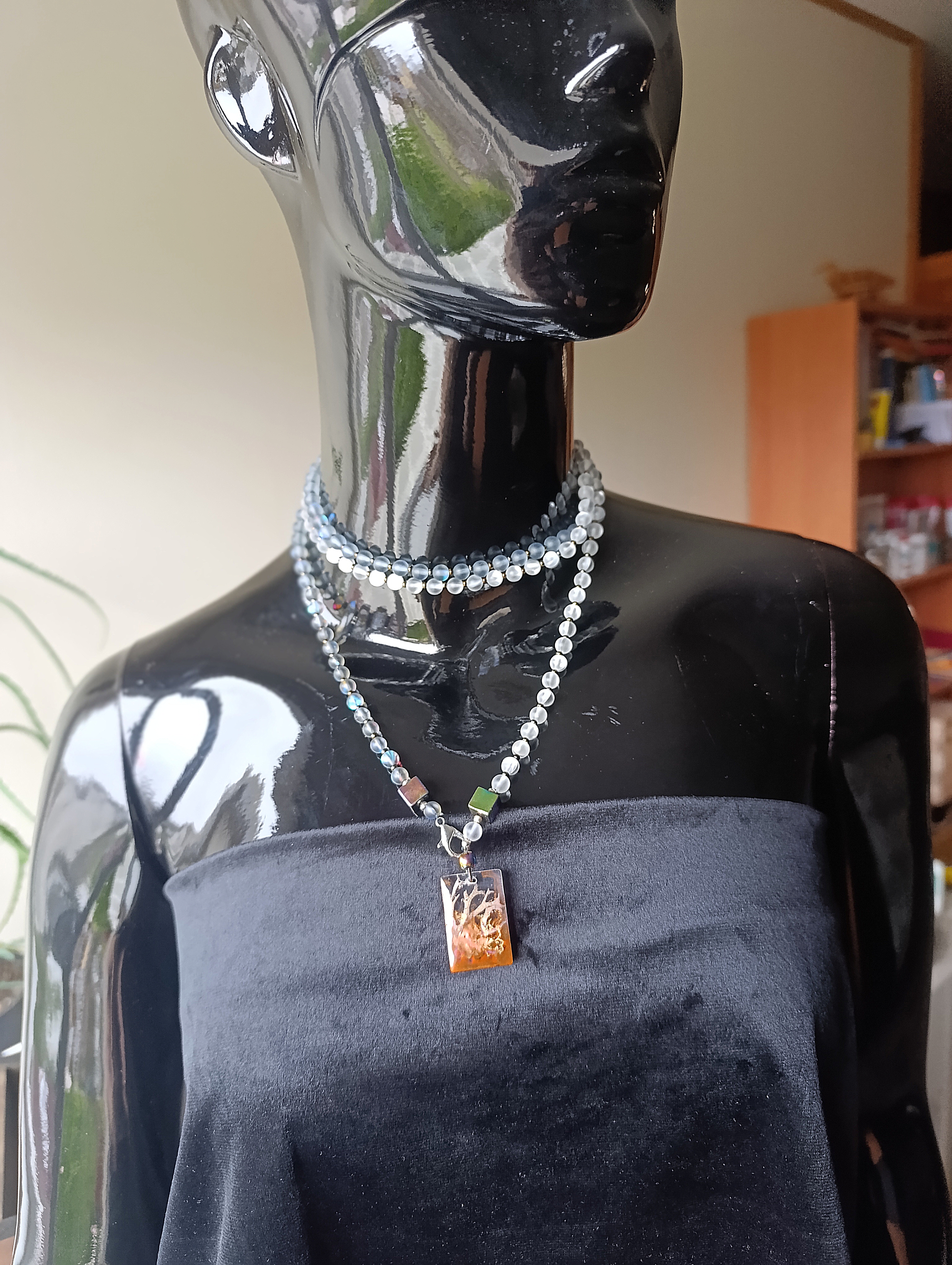 Rankų darbo kaklo papuošalas su pakabuku